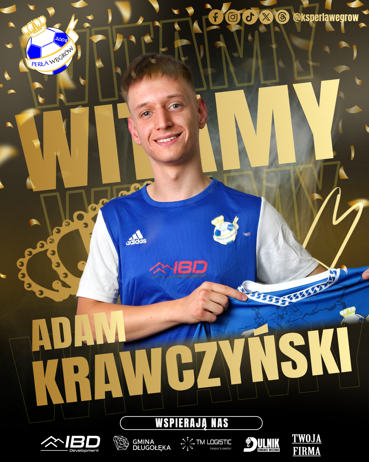 Adam Krawczyński pozuje z koszulką Perły Węgrów na klubowej grafice powitalnej