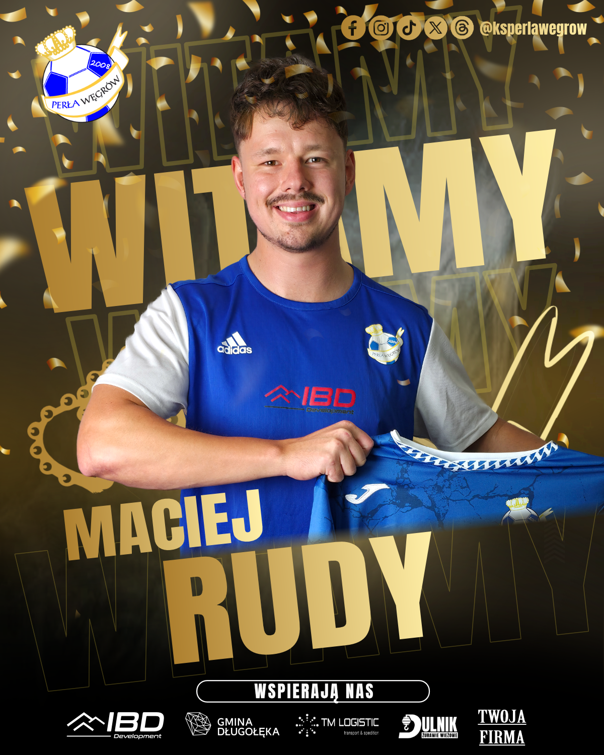 Maciej Rudy w koszulce Perły Węgrów na klubowej grafice powitalnej