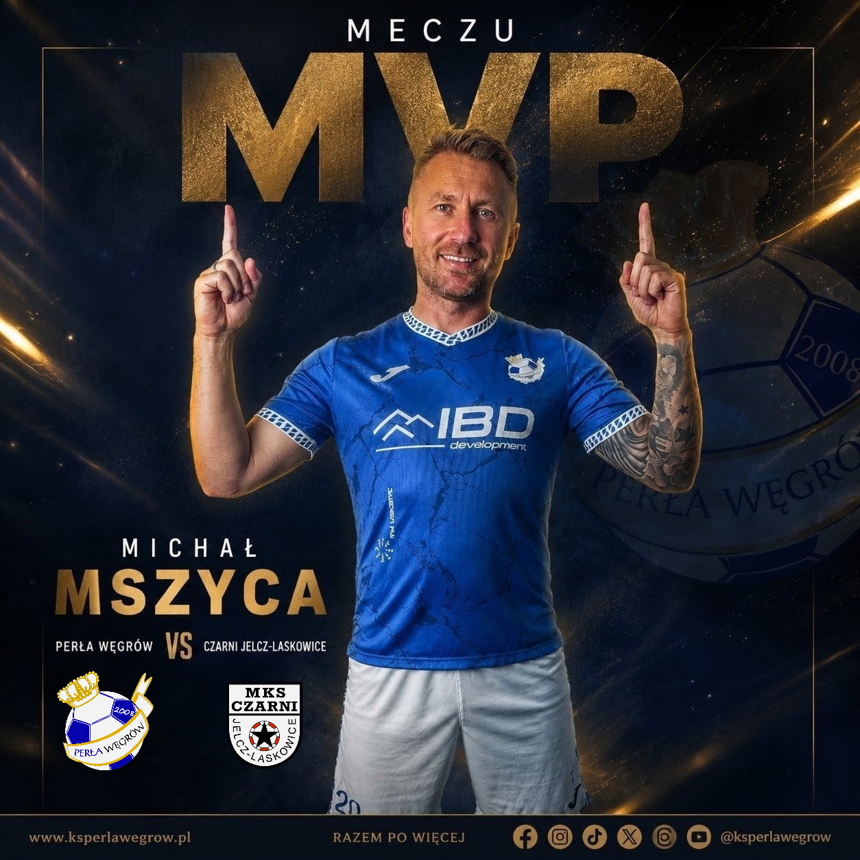 Michał Mszyca w niebieskiej koszulce Perły Węgrów z uniesionymi palcami, obok napis MVP meczu