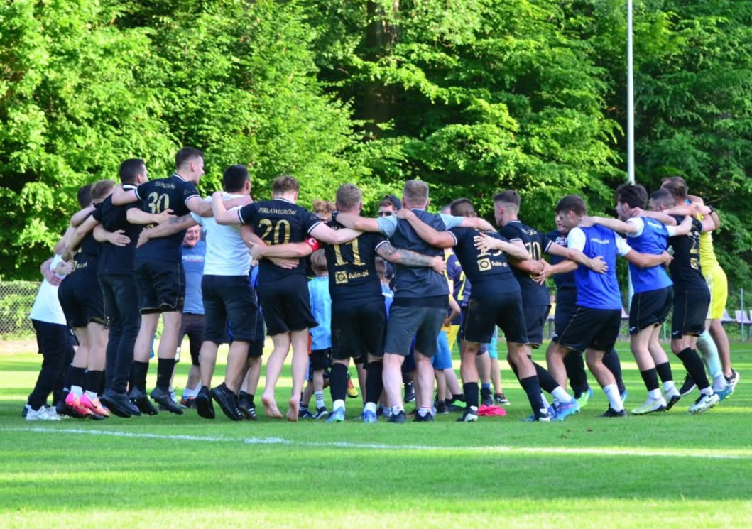 Piłkarze Perły Węgrów cieszą się ze zwycięstwa nad Polonią II Trzebnica i utrzymania w A klasie