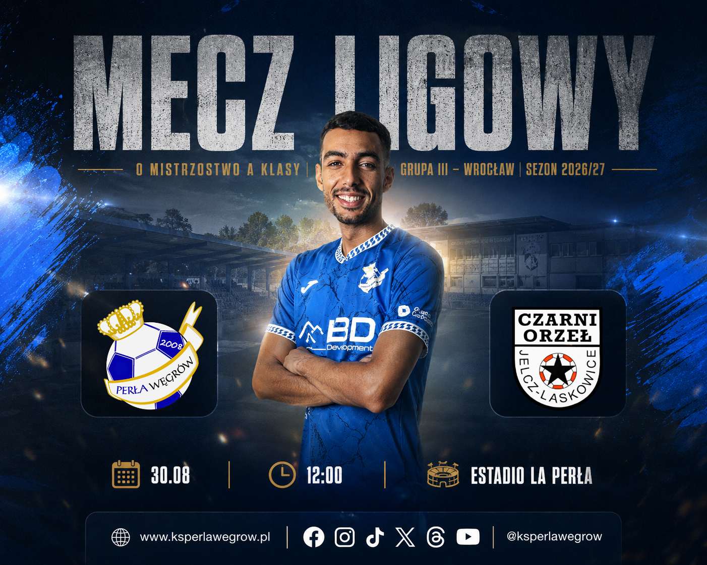 Piłkarze Perły Węgrów na murawie Estadio La Perła przed meczem ligowym